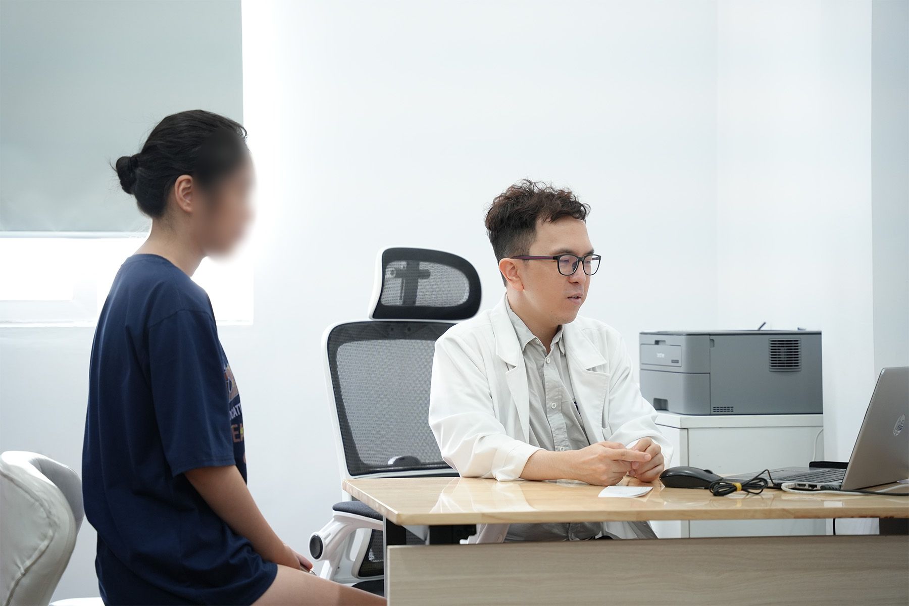 Bác sĩ tại Alma Clinic tư vấn chăm sóc da cho khách hàng