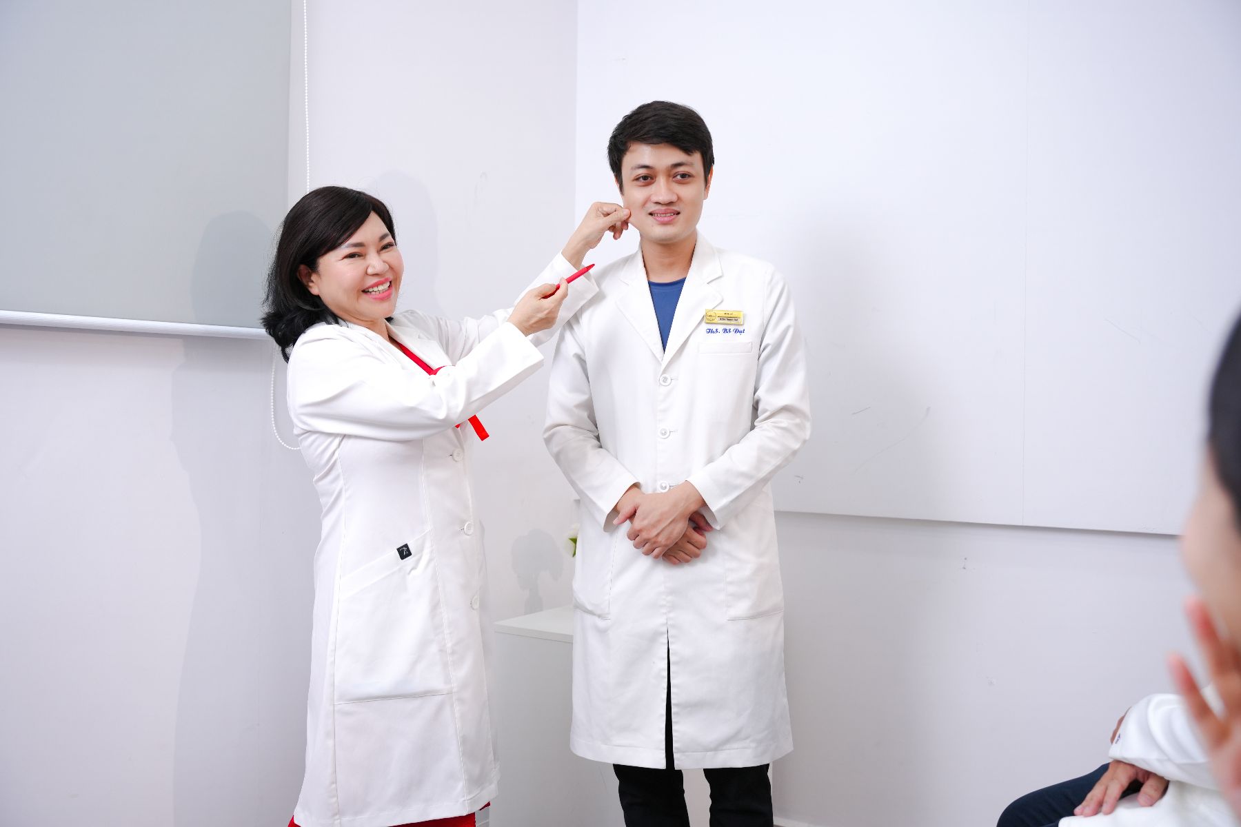 TS.BS. Trần Ngọc Ánh giảng dạy cùng đội ngũ bác sĩ của Alma