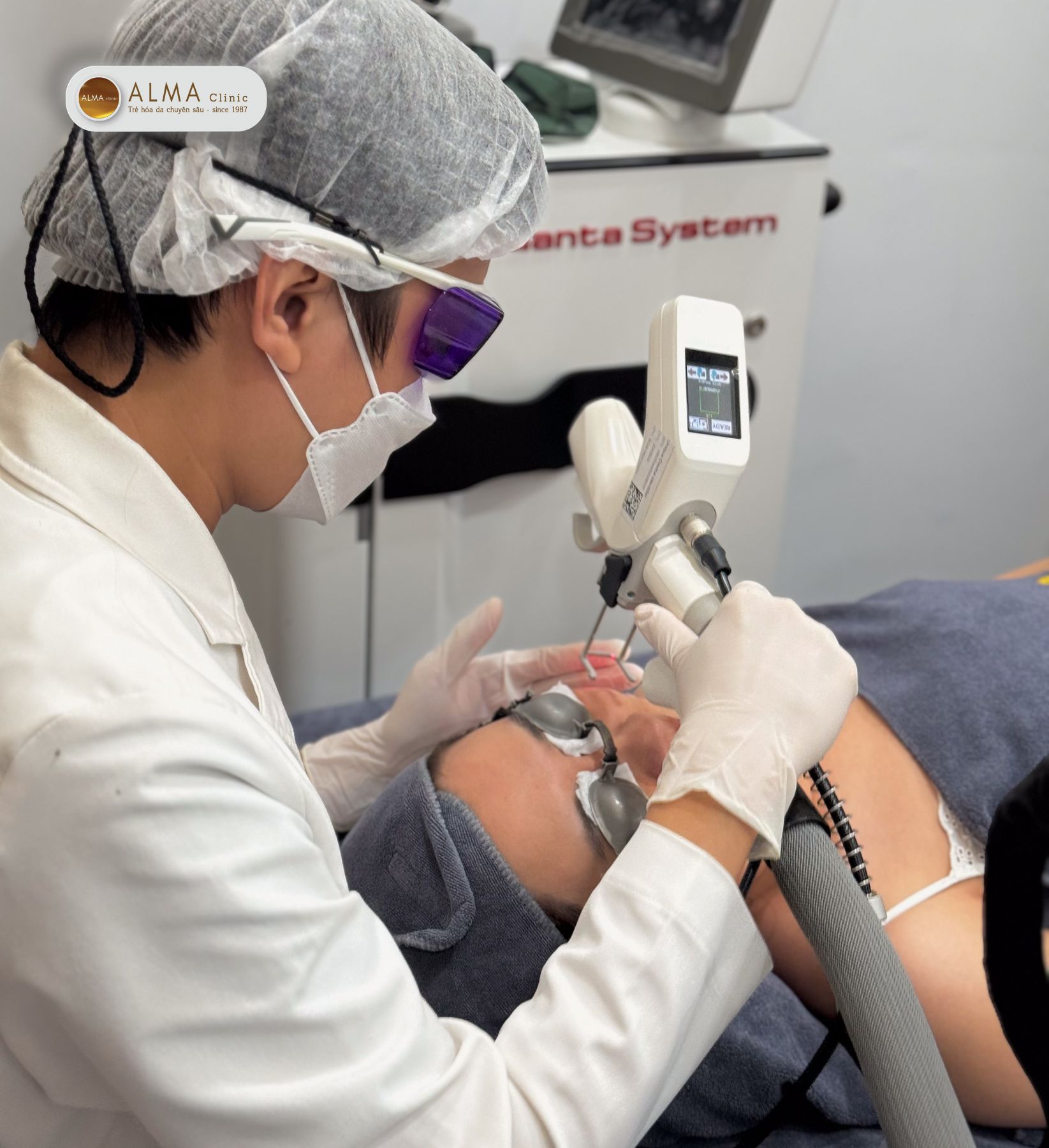 Công nghệ laser hiện đại điều trị nám 2 bên gò má cần sự chính xác và kinh nghiệm cao của bác sĩ