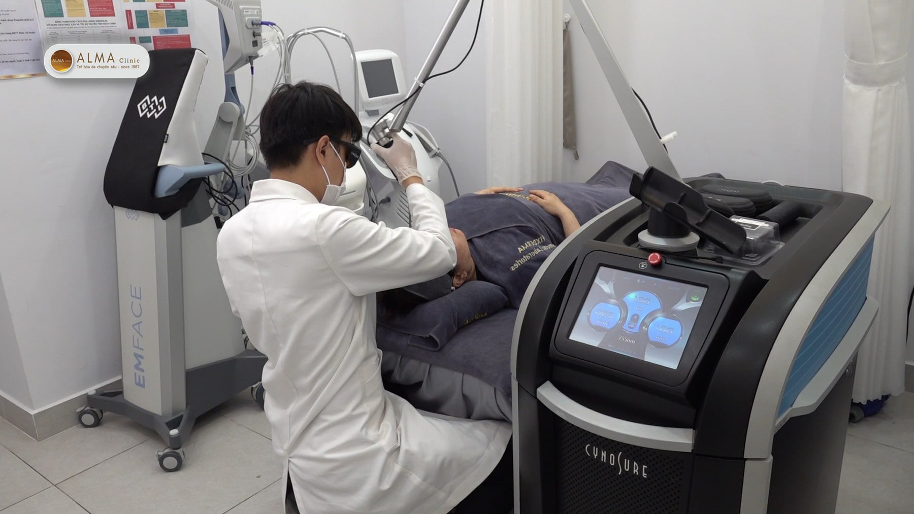 Điều trị da đồi mồi chuyên sâu tại Alma Clinic