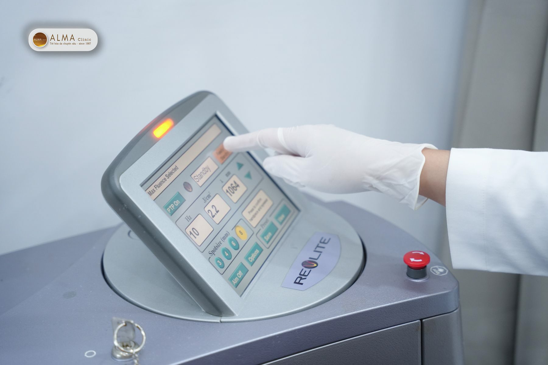 Phác đồ chuẩn tại Alma Clinic giúp trị da tay bị nám đồi mồi